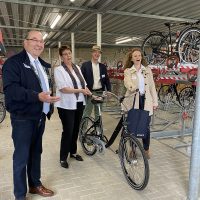 Urbane Mobilität V.l.n.r. Bürgermeister der Stadt Achim Rainer Ditzfeld, Ministerin für Bundes- und Europaangelegenheiten und Regionale Entwicklung und Klimabotschafterin der Europäischen Kommission Birgit Honé, Bürgermeister des Flecken Ottersberg Tim Willy Weber, Bürgermeisterin der Gemeinde Oyten Sandra Röse - Eröffnung der Bike-Sharing-Station in Achim am 03. Juni 2021