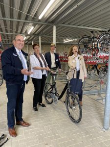 Urbane Mobilität V.l.n.r. Bürgermeister der Stadt Achim Rainer Ditzfeld, Ministerin für Bundes- und Europaangelegenheiten und Regionale Entwicklung und Klimabotschafterin der Europäischen Kommission Birgit Honé, Bürgermeister des Flecken Ottersberg Tim Willy Weber, Bürgermeisterin der Gemeinde Oyten Sandra Röse - Eröffnung der Bike-Sharing-Station in Achim am 03. Juni 2021